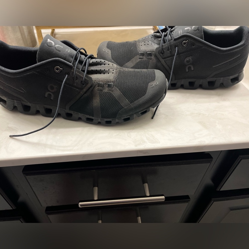 ON cloud black running shoes